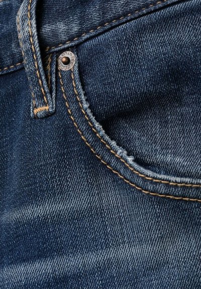Jeans de mezclilla con un tono azul profundo, que presentan costuras en amarillo contrastante, un bolsillo frontal y un botón metálico con marca en la cintura.