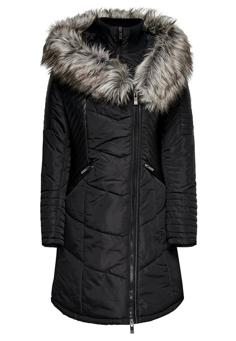 Abrigo de plumas negro con capucha de piel sintética, cierre de cremallera frontal y paneles laterales acanalados. Cuenta con dos bolsillos laterales y un dobladillo ligeramente curvado.