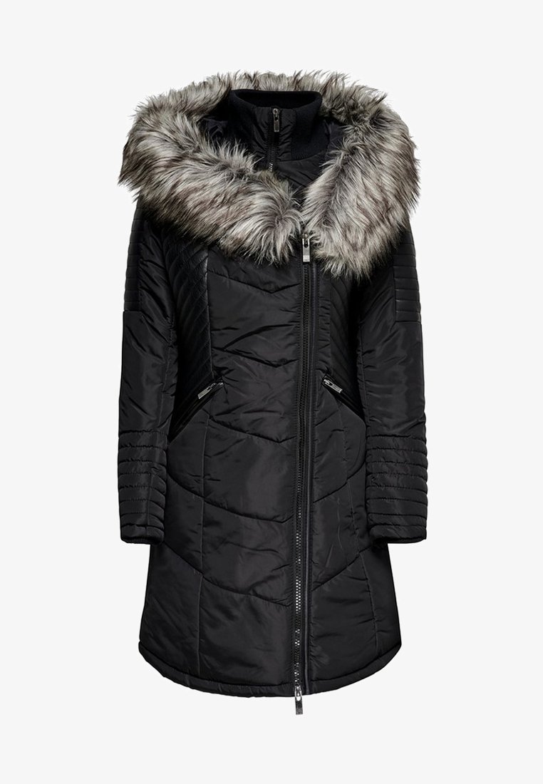 Abrigo de plumas negro con capucha de piel sintética, cierre de cremallera frontal y paneles laterales acanalados. Cuenta con dos bolsillos laterales y un dobladillo ligeramente curvado.