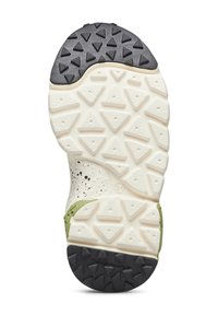 Podešev boty s drsným, texturovaným designem a trojúhelníkovými vzory. Převážně bílá s zelenými akcenty a skvrnitými detaily.