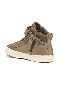 Zapatillas mid-top en materiales taupe y verde oliva, con cierre de cremallera, banda de velcro y suela de goma blanca con detalles texturizados.