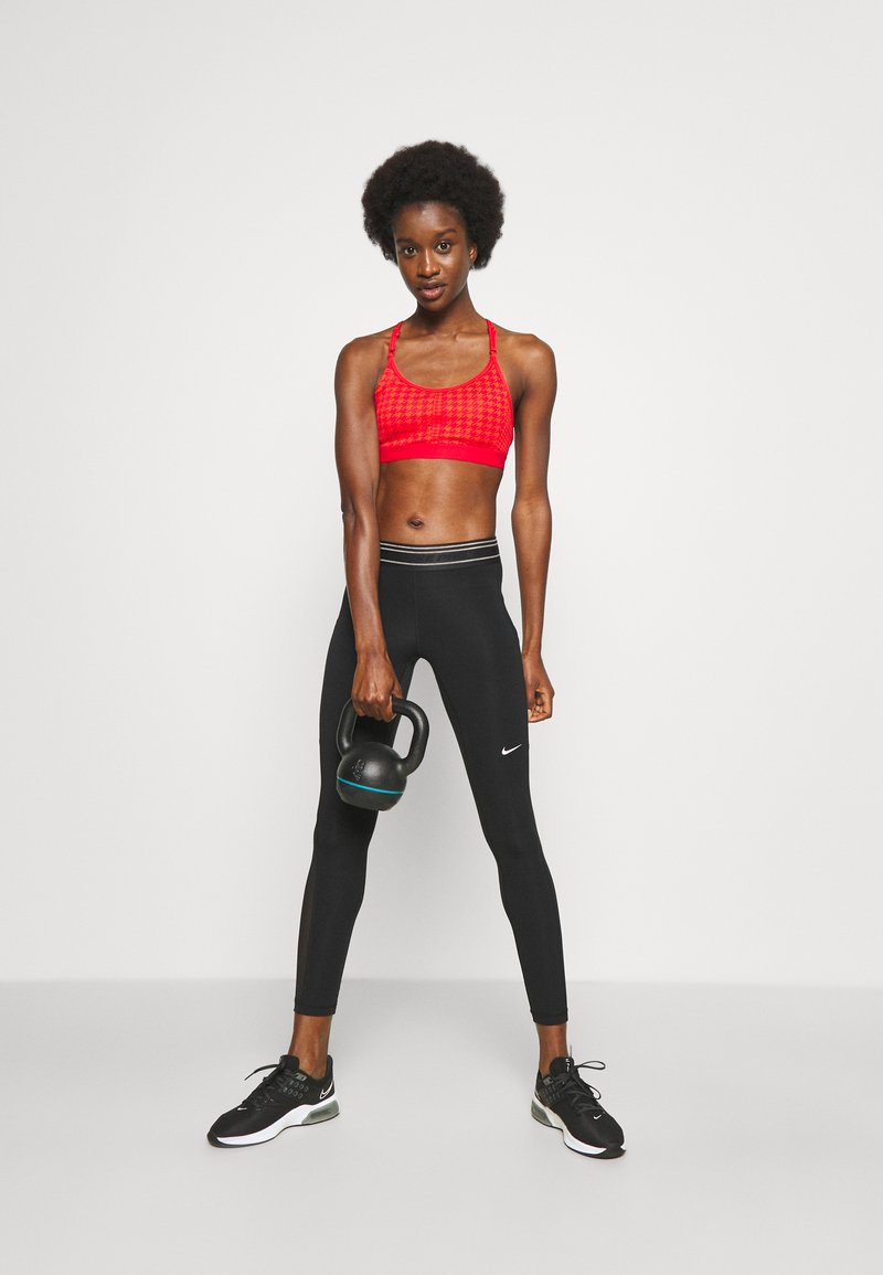 Damen Sportbekleidung | Nike Performance INDY BRA Sport-BH mit leichter Stützkraft chile red/university red/white/rot - RH12246 Damen Sportbekleidung | Nike Performance INDY BRA Sport-BH mit leichter Stützkraft chile red/university red/white/rot - RH12246