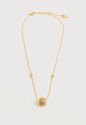 Collier délicat en chaîne d'or avec un pendentif cylindrique central orné de petites pierres scintillantes, fermoir réglable avec une petite étiquette triangulaire.
