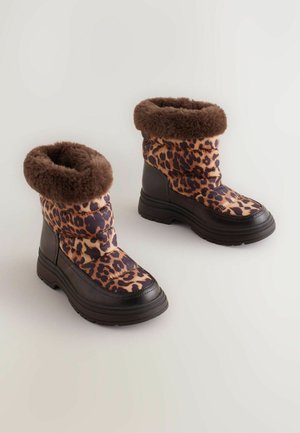 Bocanci ankle cu imprimeu de leopard, cu manșetă din blană sintetică maro, talpă din cauciuc negru, partea superioară căptușită și design robust pentru confort și izolație.