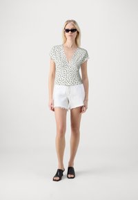 ONLY ONLHILLERY - T-shirt estampada - cloud dancer/black