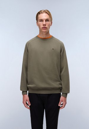 Olijfgroene sweater met raglanmouwen, geribbelde manchetten en zoom. Heeft een klein logo op de borst en een oranje binnenste halslijn.