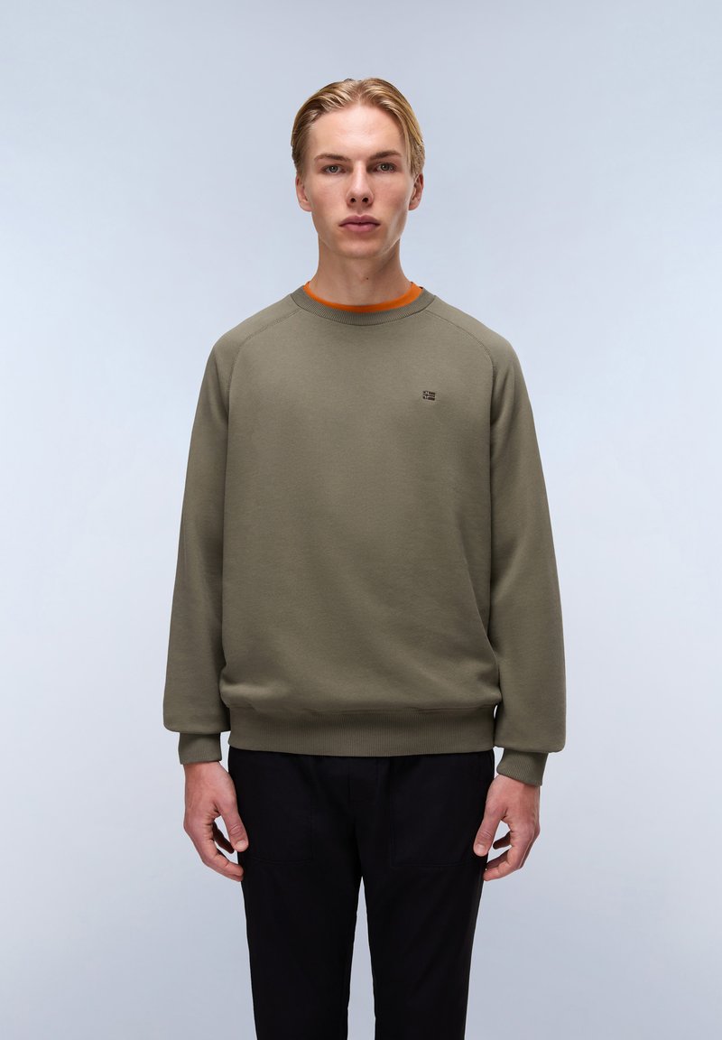 Olijfgroene sweater met raglanmouwen, geribbelde manchetten en zoom. Heeft een klein logo op de borst en een oranje binnenste halslijn.