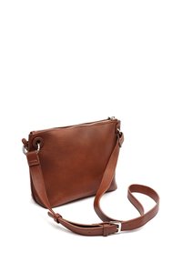 Sac bandoulière en cuir marron avec une finition texturée, fermeture éclair, bandoulière réglable et accents en métal argenté. Forme rectangulaire compacte.