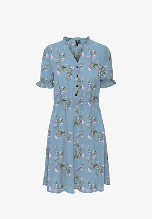 Sininen kukallinen mekko, jossa on lyhyet hihat, rypistetty kaula-aukko, nappikiinnitys edessä ja kootut vyötärö. Mekossa on vaaleanpunaisia kukkia ja vihreitä yksityiskohtia.