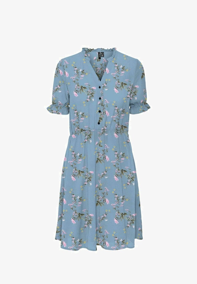 Robe florale bleue à manches courtes, décolleté volanté, bouton sur le devant et taille froncée. Présente des fleurs roses et des accents verts.