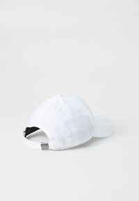 Hvid baseballkasket med en buet skygge, justerbar rem og ventilationshuller. Fremstillet af letvægtsstof med en glat overflade.