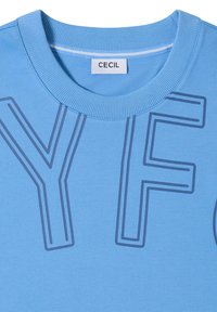 Jasnoniebieska bluza z dzianiny prążkowanej z okrągłym dekoltem i wyraźnymi ciemnoszarymi literami "YFC" nadrukowanymi na przodzie. Gładka faktura. Widoczna metka marki.