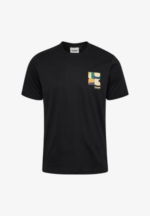 Zwarte t-shirt van katoen, met een kleine, kleurrijke grafische afbeelding op de bovenste linkerzijde. Korte mouwen, ronde halslijn, casual pasvorm.