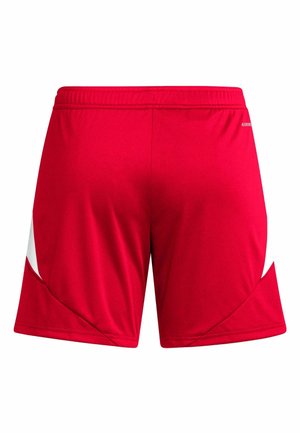 Shorts de sport rouges fabriqués dans un matériau léger, avec un accent blanc sur les côtés, une taille élastique et une texture lisse.
