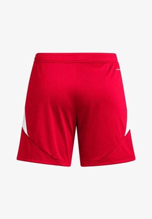 Rote Sportshorts aus leichtem Material, mit weißen Akzenten an den Seiten, elastischem Bund und glatter Textur.