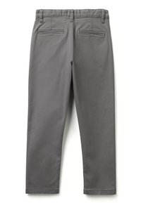 Pantalones de algodón grises con un diseño de pierna recta, dos bolsillos traseros con solapas, y una cinturilla resistente, textura suave y líneas limpias.