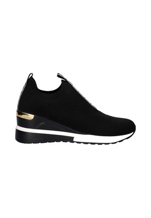 Zapatillas de cuña de punto negras con parte superior texturizada, rayas laterales, un acento metálico dorado en el talón y una suela intermedia blanca.