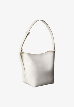 Fehér bőr vödörtáska állítható vállpánttal és texturált felülettel, egyszerű fehér háttér előtt bemutatva.