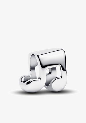 Ciondolo a forma di nota musicale in argento con superfici lisce e riflettenti. Presenta una forma distintiva di nota musicale, bordi arrotondati e interno vuoto.