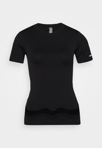 Camiseta negra de manga corta hecha de tejido suave, con un patrón de malla ondulada a lo largo del dobladillo inferior y una marca en la manga.