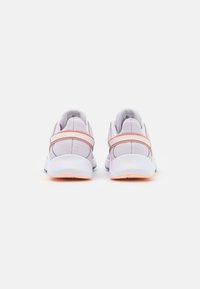 Nike Performance LEGEND ESSENTIAL  - Sapatilha de treino - venice/crimson bliss/crimson tint/ashen slate/light soft pink/white