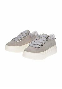 Sneaker in suede grigio con superficie texturizzata, dotate di lacci grigi e occhielli metallici, poggiate su una suola piatta bianca.