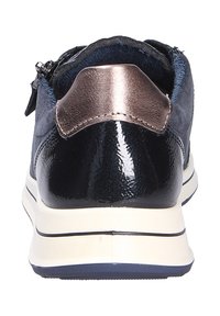 Sneaker in suede blu scuro con tallone in vernice nera lucida e dettaglio in bronzo. Presenta una suola bianca con un motivo testurizzato. Chiusura con zip laterale.