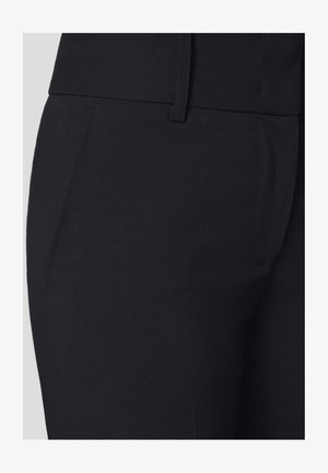 Czarne spodnie z gładkiego materiału o dopasowanym kroju. Charakteryzują się dwiema bocznymi kieszeniami oraz klasycznym pasem.