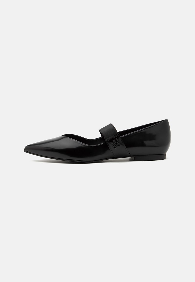 Pantofi plat din piele lacuită neagră, cu vârf ascuțit și o curea peste instep. Au un toc mic și o textură lucioasă și netedă.