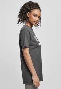 Mister Tee PRAY - T-shirts print - charcoal