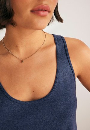 Canottiera senza maniche blu navy con scollo rotondo, realizzata in tessuto morbido, caratterizzata da una texture liscia e bordi doppi cuciti.