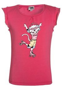 Růžové bavlněné tričko s krátkými rukávy, na kterém je kreslená kočka na kolečkových bruslích, která nosí sluchátka a tričko s názvem značky.