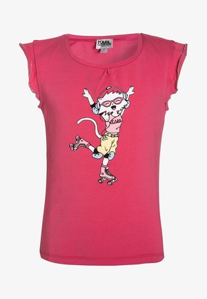 T-shirt en coton rose avec des manches courtes, mettant en avant un chat en dessin animé sur des rollers, portant des écouteurs et un t-shirt arborant le nom de la marque.