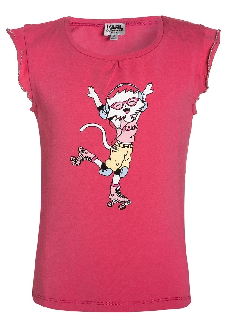 Růžové bavlněné tričko s krátkými rukávy, na kterém je kreslená kočka na kolečkových bruslích, která nosí sluchátka a tričko s názvem značky.