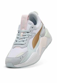 Jasnoniebieskie trampki wykonane z materiałów skórzanych i siatkowych, z złotym akcentem, teksturowanymi szarymi nakładkami oraz różową metką na języku.