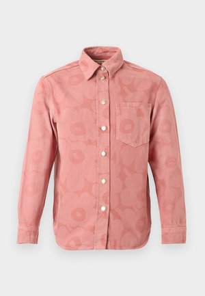 Cămașă roz cu mâneci lungi, cu nasturi, cu un model floral subtil, buzunar la piept, guler și nasturi albi în față.