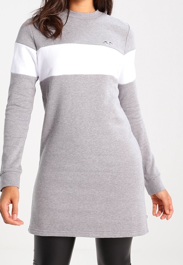 Graues langärmeliges Kleid mit einem weißen horizontalen Streifen über der Brust, aus weichem Stoff gefertigt, mit einem runden Halsausschnitt und einem Logo-Detail.