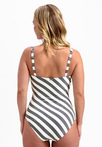 Maillot de bain une pièce avec des bretelles fines et ajustables ; présente des rayures horizontales blanches et gris foncé avec un léger éclat. Design à taille haute.