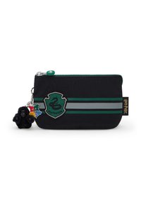 Saco de tela negro con un emblema de Slytherin, rayas verdes y plateadas, cremallera verde y un charm negro y esponjoso adjunto.