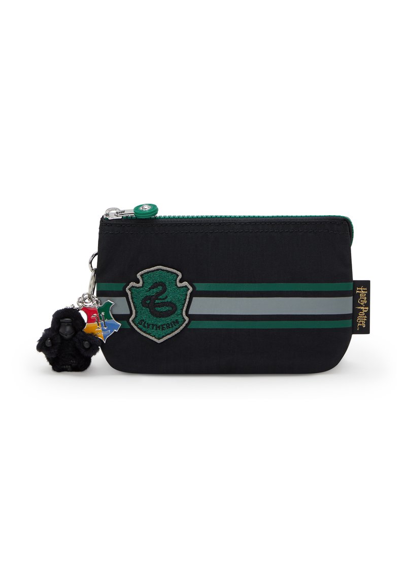 Saco de tela negro con un emblema de Slytherin, rayas verdes y plateadas, cremallera verde y un charm negro y esponjoso adjunto.