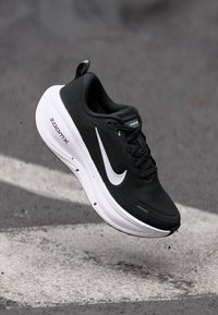 Nike Performance VOMERO PLUS - Tenisice za cestovno trčanje - black/white/cool grey/metallic dark grey/summit white