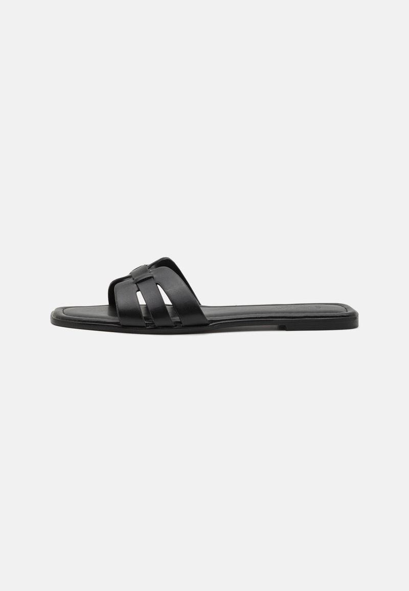 Sandale negre din piele netedă, cu trei curele încrucișate, talpă plată și design minimalist.