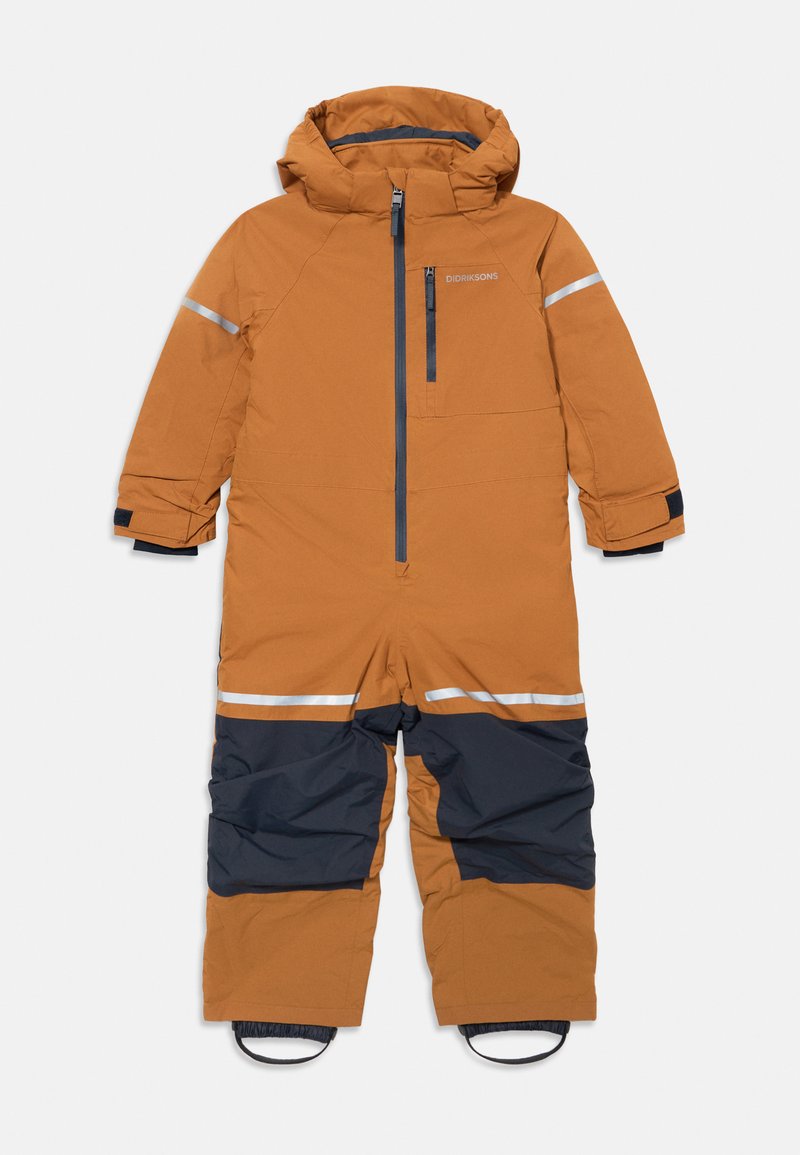 Hnedý a námornícky modrý zateplený jednorázový snowsuit s kapucňou, reflexné pruhy na rukávoch a nohách, predný zips a nastaviteľné zápästné pásky.