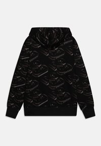 Felpa nera con cappuccio caratterizzata da un motivo in rilievo su tutta la superficie con la scritta "JORDAN" in grigi scuri. La felpa ha una tasca a canguro e polsini a costine.