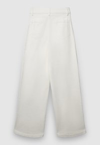 Pantaloni a gamba larga in tessuto di cotone bianco, caratterizzati da una texture liscia, due tasche posteriori e una classica vita con passanti per cintura.