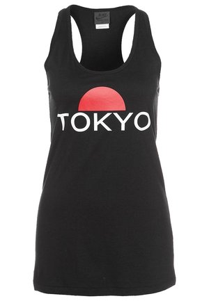 Débardeur noir sans manches Nike avec un demi-cercle rouge au-dessus du texte blanc « TOKYO » à l'avant.