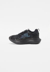 Adidași negri cu un superior din plasă texturată, guler căptușit, accente reflectorizante și o talpă groasă din cauciuc cu o suprafață modelată.