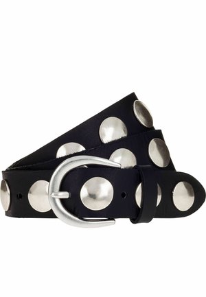 Cintura in pelle nera con grandi borchie rotonde d'argento e fibbia ovale d'argento, arrotolata su uno sfondo bianco.