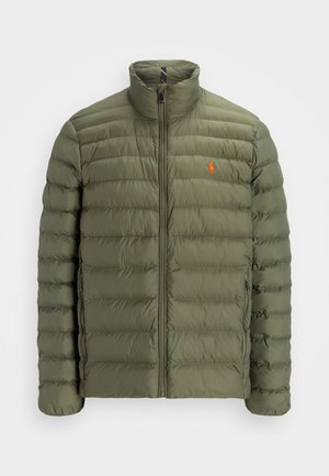 Doudoune matelassée vert olive avec fermeture éclair complète à l'avant, col montant, poches latérales et petit logo brodé orange sur la poitrine.