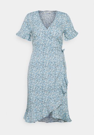 Robe portefeuille bleu clair avec petit motif floral blanc, manches courtes à volants, col en V, taille nouée et ourlet asymétrique à volants.
